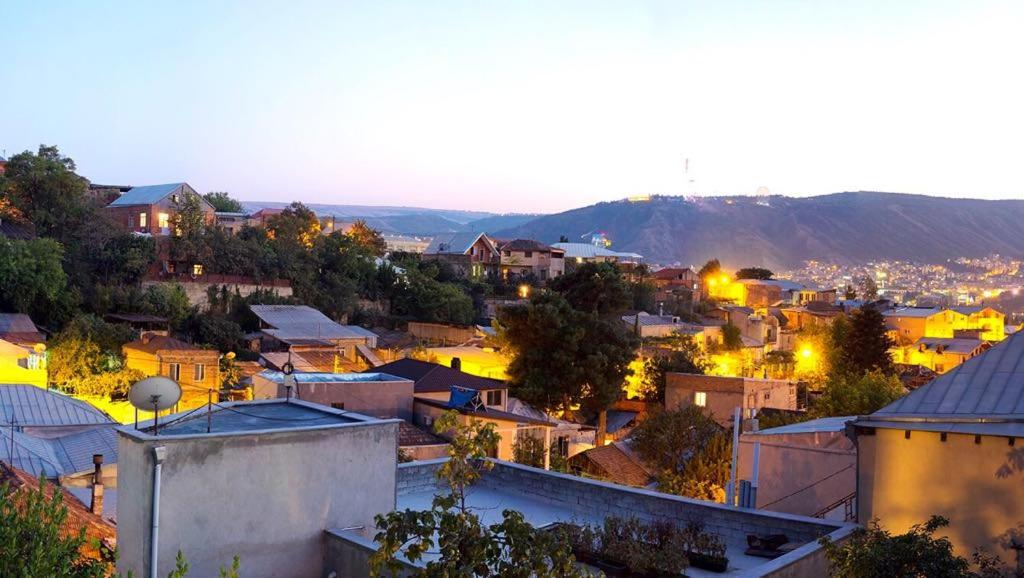 Blick auf die Stadt in der Nacht in der Unterkunft Alex's Cosy Guesthouse in Tbilisi City