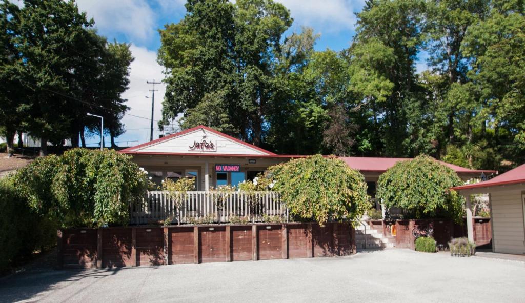 Aed väljaspool majutusasutust Jafa's Motels