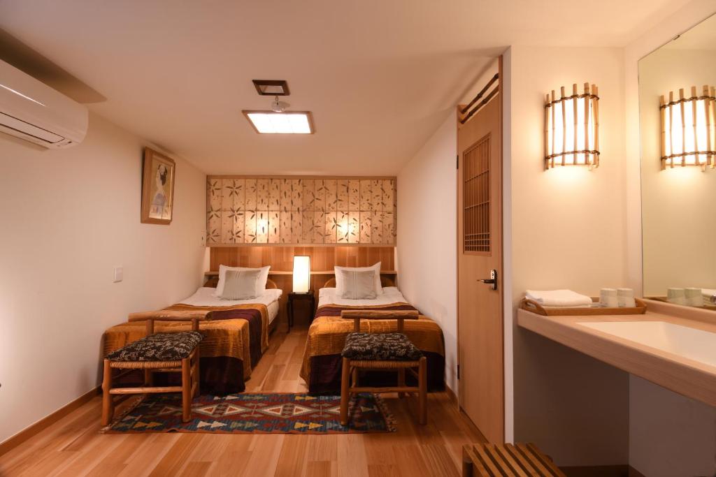 Postel nebo postele na pokoji v ubytování Seikoro Ryokan - Established in 1831