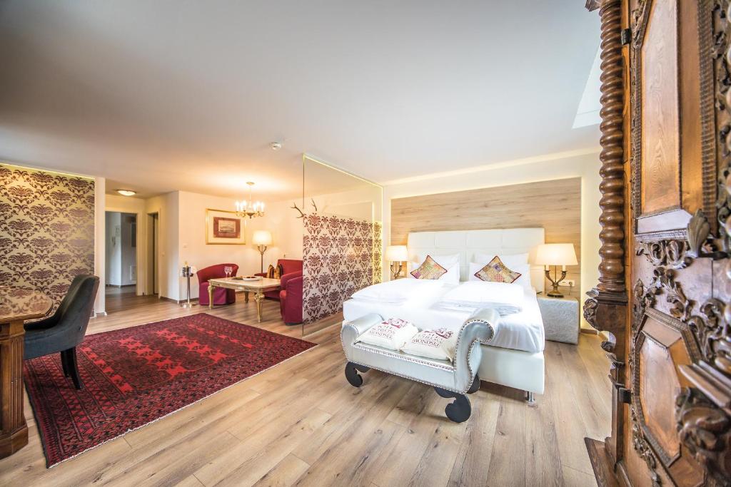 Postel nebo postele na pokoji v ubytování Schlosshotel Mondsee
