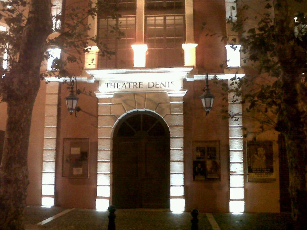 a building with a sign that reads theatre drink at Dans un écrin de verdure in Hyères