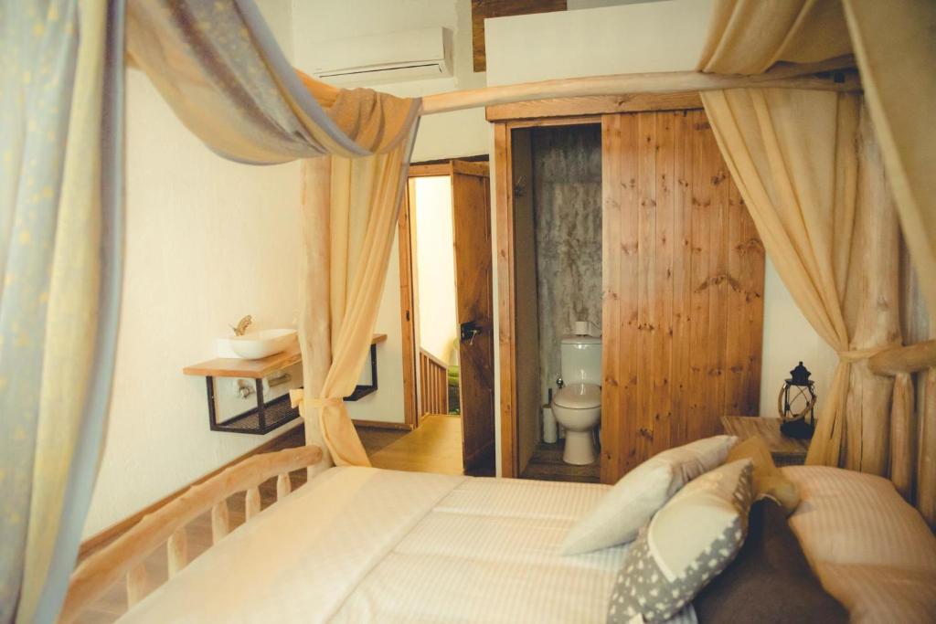 Postel nebo postele na pokoji v ubytování The Iskemleci Guest House