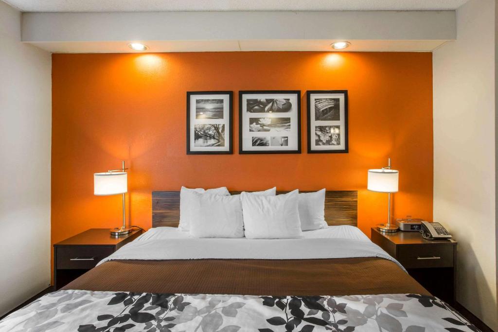 เตียงในห้องที่ Sleep Inn Nashville - Brentwood - Cool Springs