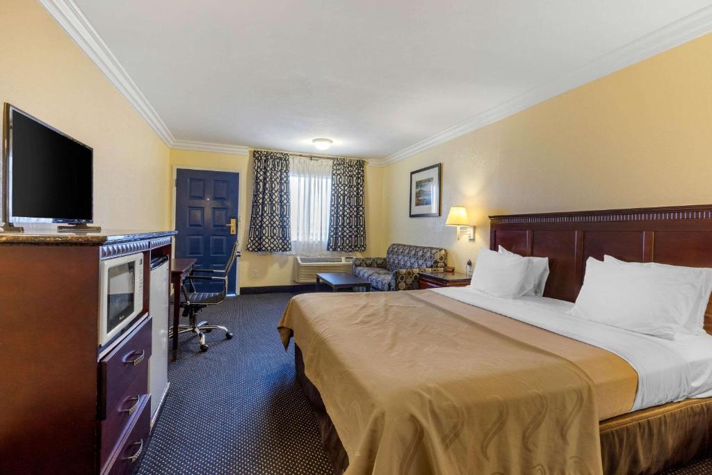 A room at the Quality Inn Lomita - Los Angeles South Bay.
