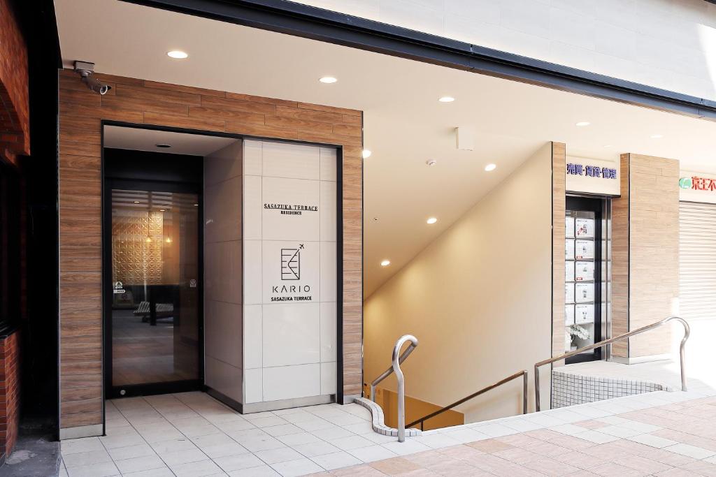 un accès à un bâtiment avec une porte tournante dans l'établissement KARIO SASAZUKA TERRACE, à Tokyo