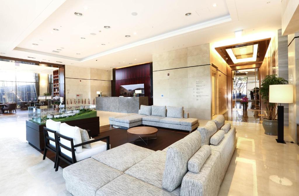a large living room with couches and a table at Parksunshine Jeju in Seogwipo