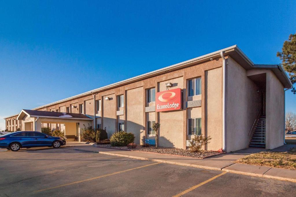 un edificio con un cartel de color cazón en un estacionamiento en Econo Lodge, en Lexington