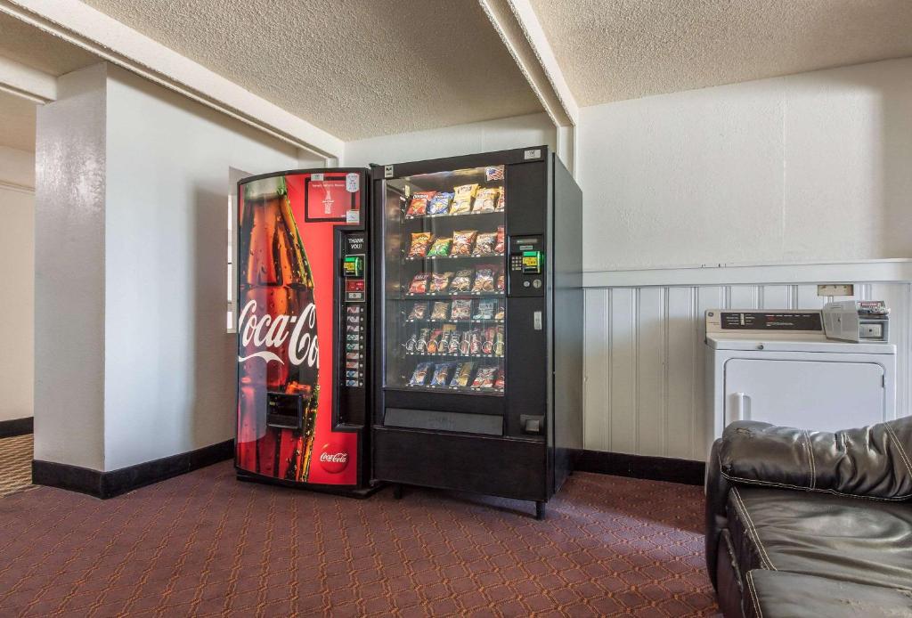 a cocacola soda machine in a room at Econo Lodge in Lexington