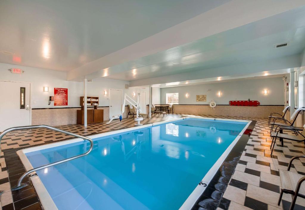 una gran piscina con agua azul en una habitación de hotel en Comfort Suites Atlantic City North en Absecon