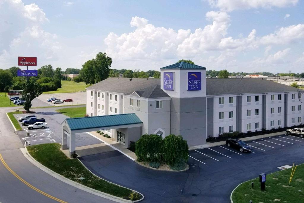 uma vista aérea de um hotel com estacionamento em Sleep Inn Sandusky em Sandusky