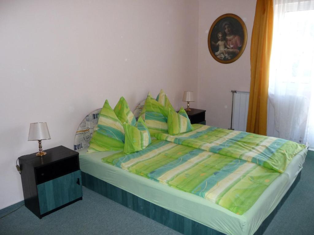 Postel nebo postele na pokoji v ubytování Fődi apartman