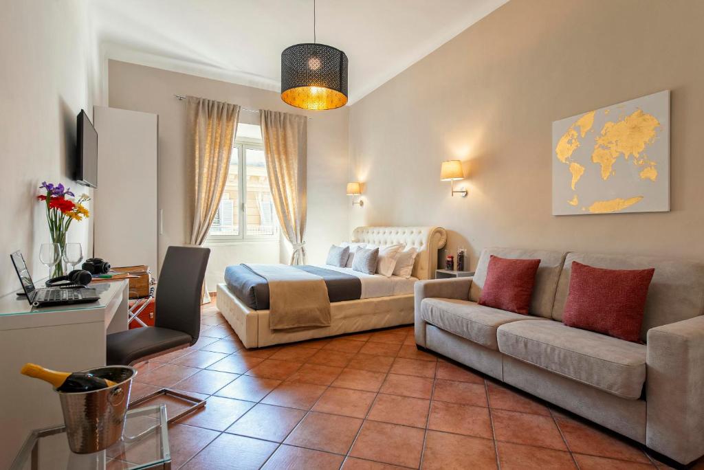 ローマにあるVeneto Prestige Apartmentのリビングルーム(ベッド1台、ソファ付)