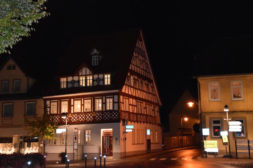 abweichendes Gebäude mit nachts eingeschaltetem Licht in der Unterkunft Apartment Therme Natur - Ferienhaus "Zum Goldenen Löwen" in Bad Rodach