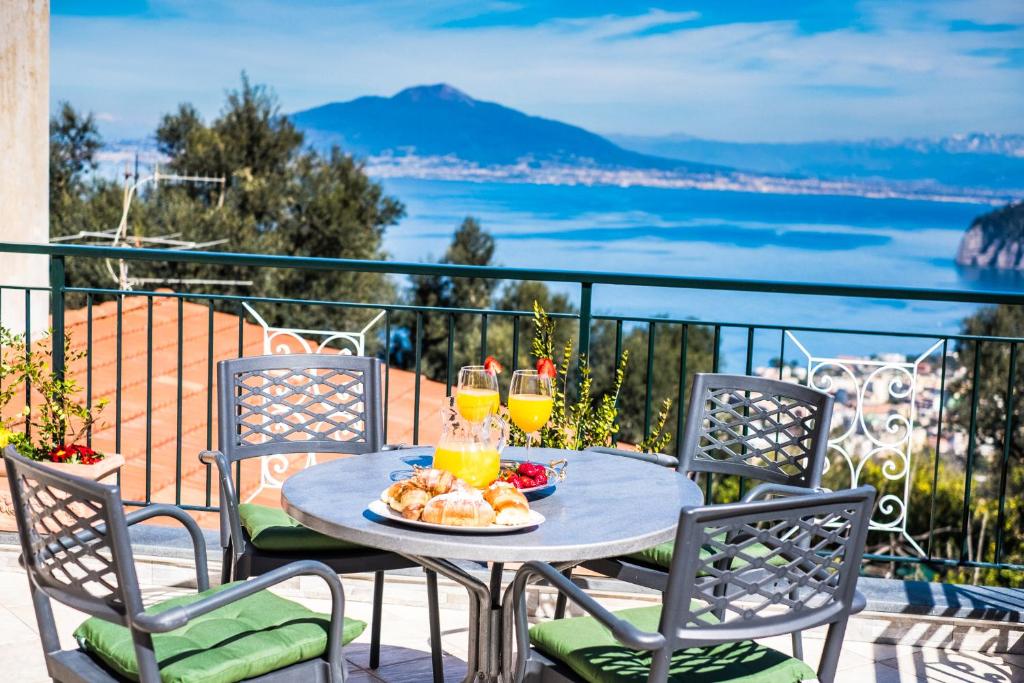 un tavolo con un piatto di cibo e due bicchieri di succo d'arancia di MEDITERRANEAN HOUSE a Sorrento