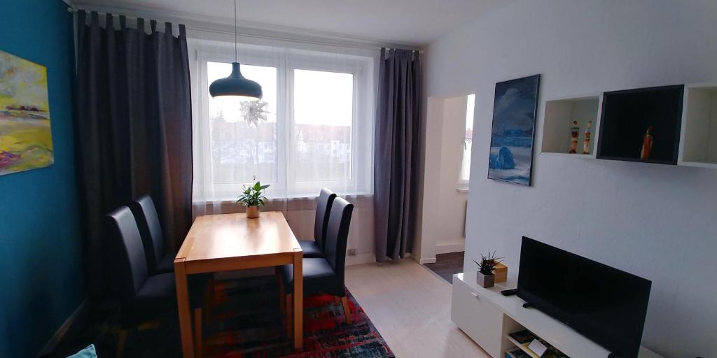 a dining room with a table and a window at F3 - "Gemütlich mit Kunst" in Dresden