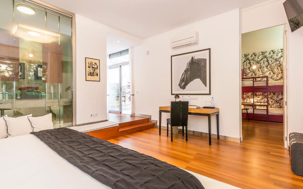 Postel nebo postele na pokoji v ubytování Cascais Casa Laranja Guesthouse