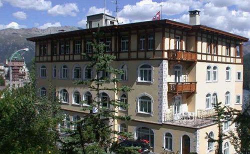 - un grand bâtiment avec un balcon en haut dans l'établissement Soldanella, à Saint-Moritz