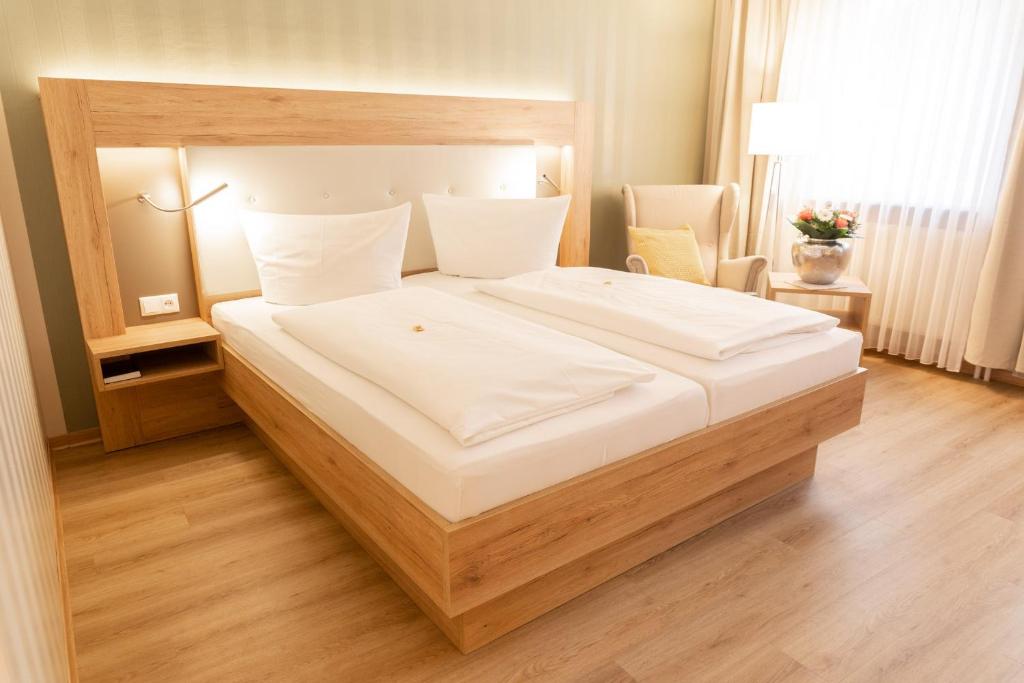 Postel nebo postele na pokoji v ubytování Altstadt-Hotel