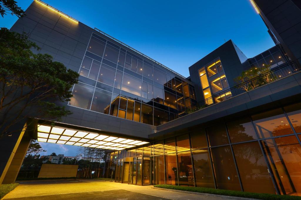 an external view of a building at night at Parksunshine Jeju in Seogwipo