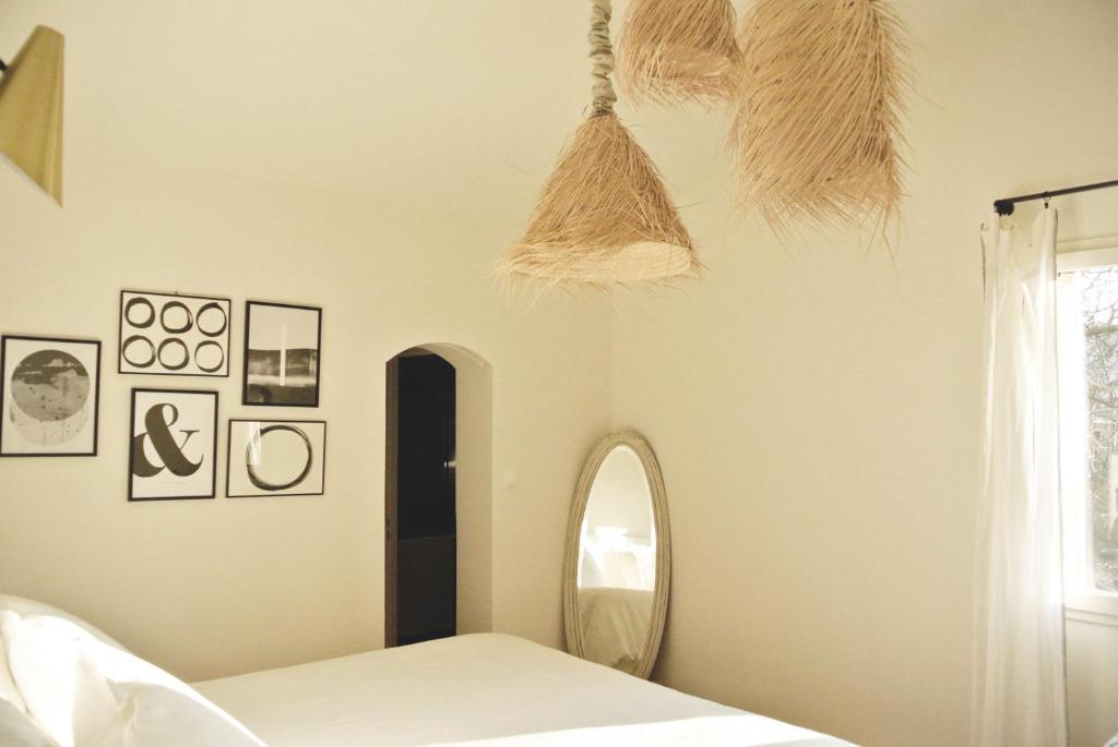 a bedroom with a bed and a mirror at Serendip in Avignon