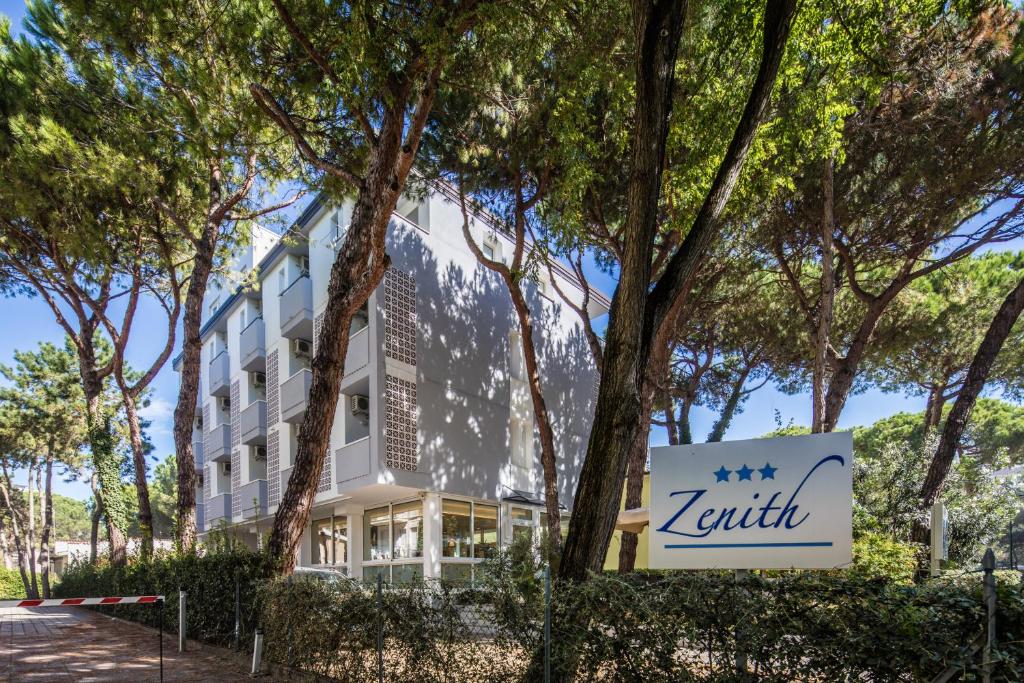 een weergave van het hotel kirtilli met bomen bij Hotel Meublè Zenith in Lignano Sabbiadoro