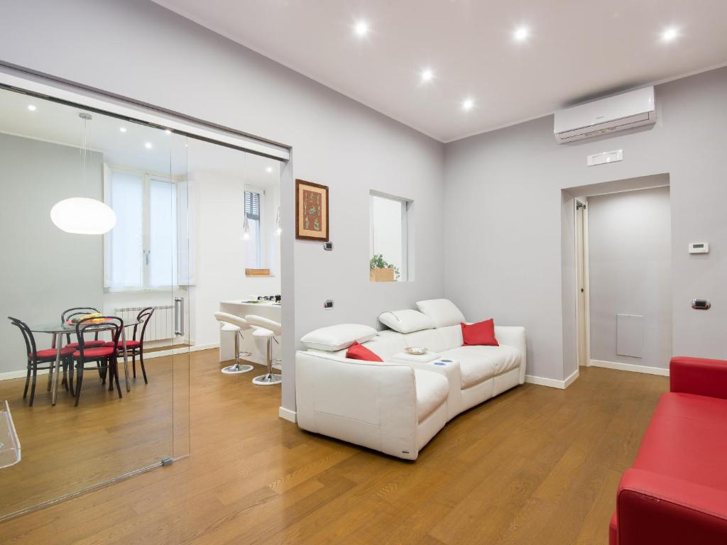 ein Wohnzimmer mit einem weißen Sofa und einem Tisch in der Unterkunft NATIONAL Luxury apartment in Rom
