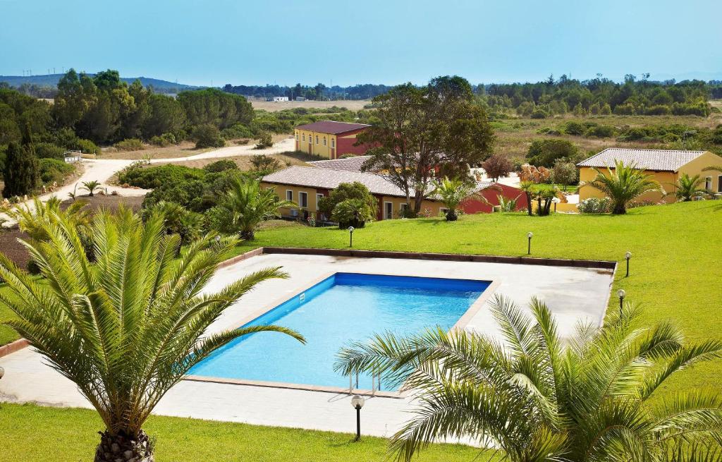 una vista aérea de una piscina en un patio en Tenute Delogu Wine Resort, en Santa Maria la Palma
