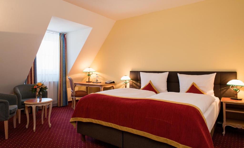 Postel nebo postele na pokoji v ubytování Luitpoldpark-Hotel
