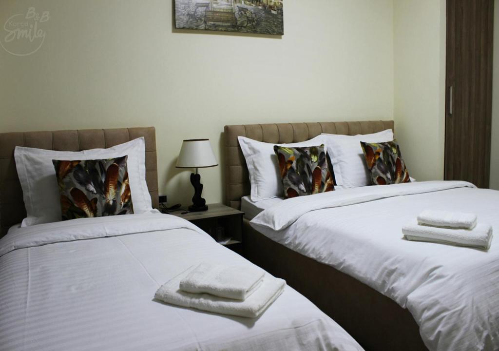 Postel nebo postele na pokoji v ubytování KorcaSmileHotel