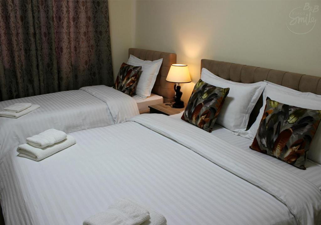 Postel nebo postele na pokoji v ubytování KorcaSmileHotel