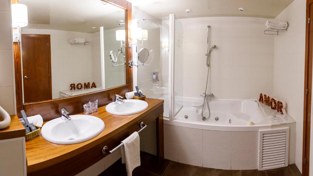 Koupelna v ubytování Gran Hotel Ciudad de Barbastro