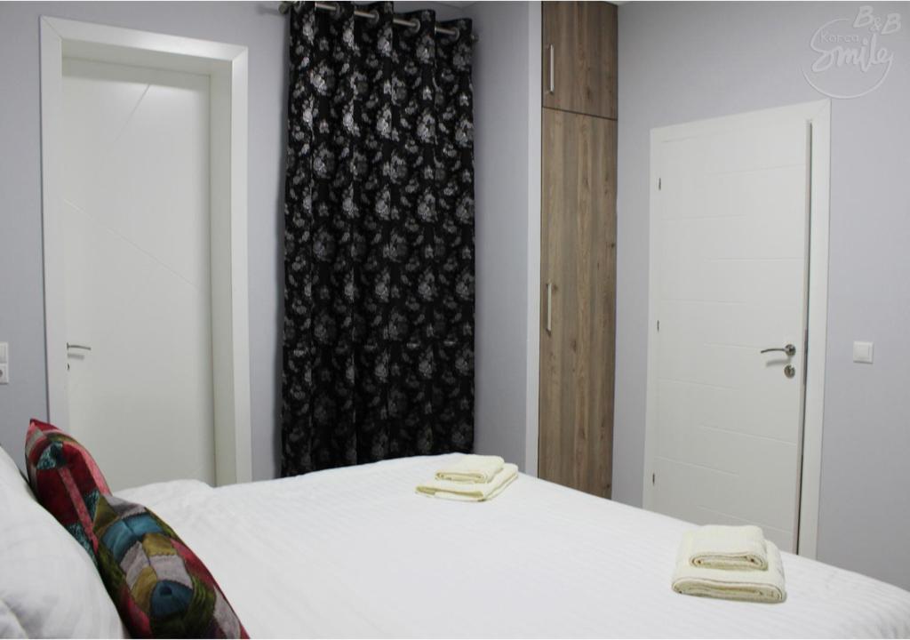 Postel nebo postele na pokoji v ubytování KorcaSmileHotel