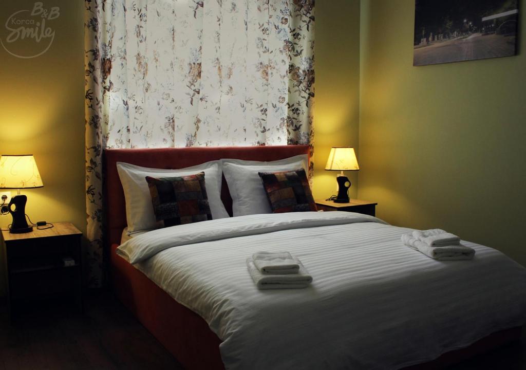 Postel nebo postele na pokoji v ubytování KorcaSmileHotel