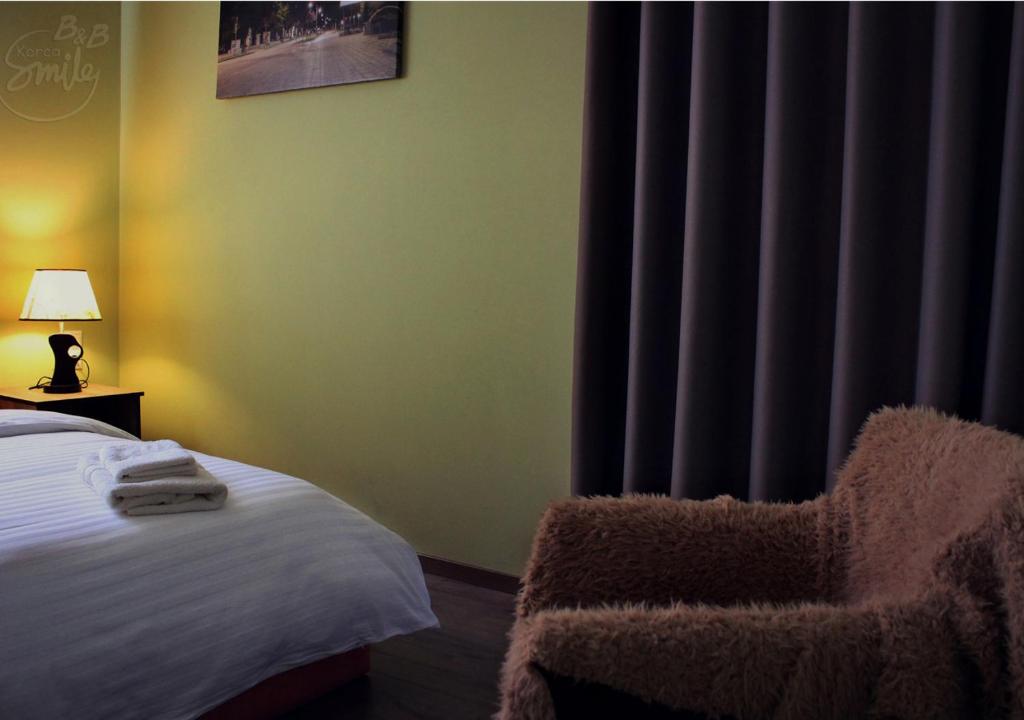 Postel nebo postele na pokoji v ubytování KorcaSmileHotel