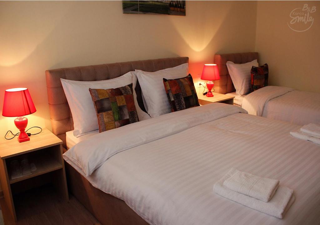 Postel nebo postele na pokoji v ubytování KorcaSmileHotel