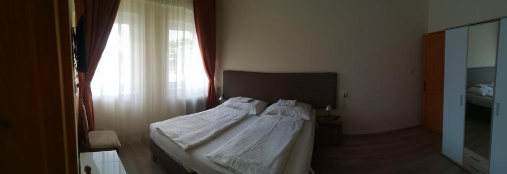 Postel nebo postele na pokoji v ubytování Áldos Panzió