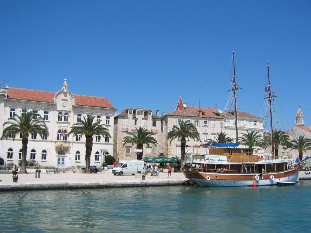 Fotografia z galérie ubytovania Nice apartment with shared swimming pool only 500m from the beach and 4km from Trogir v Trogiri