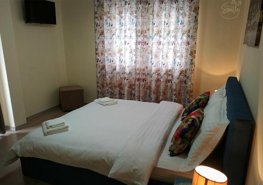 Postel nebo postele na pokoji v ubytování KorcaSmileHotel