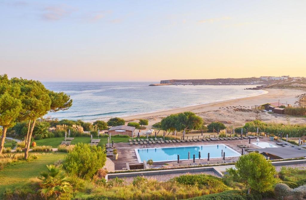 uma vista aérea de um resort com uma praia em Martinhal Sagres Beach Family Resort Hotel em Sagres