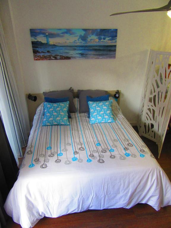 Postel nebo postele na pokoji v ubytování Estudio con encanto en la playa (aptos.salinetas)