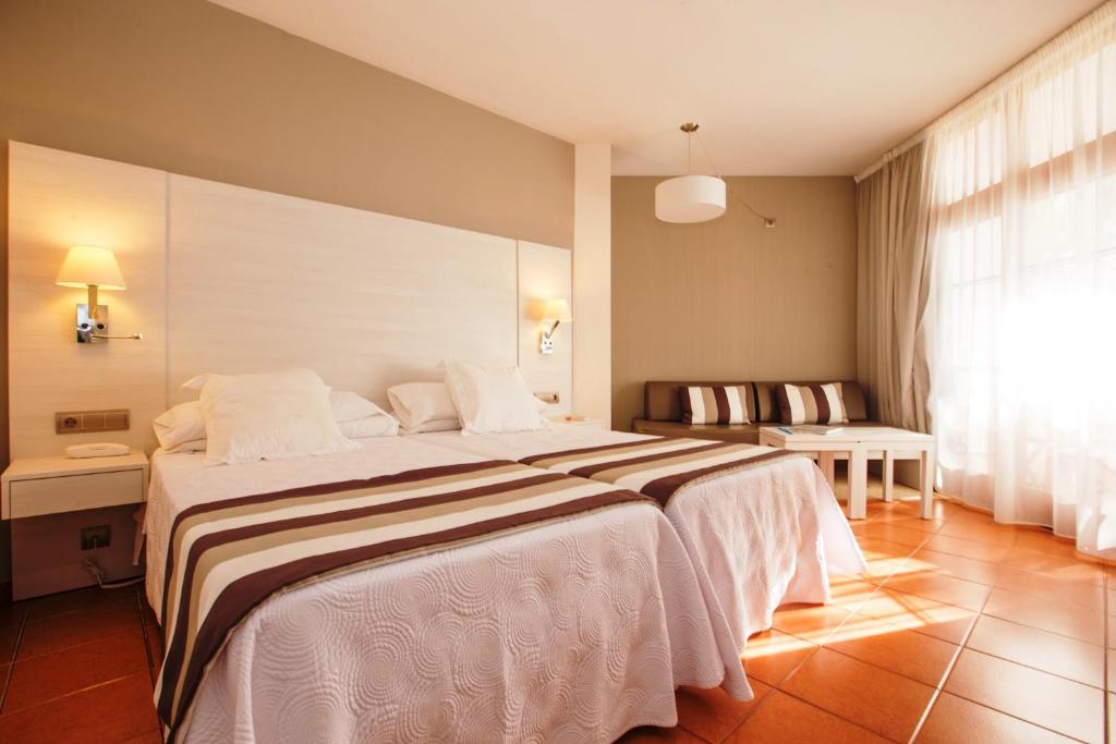 Hotel Tres Torres, Santa Eulària des Riu – Preus actualitzats ...