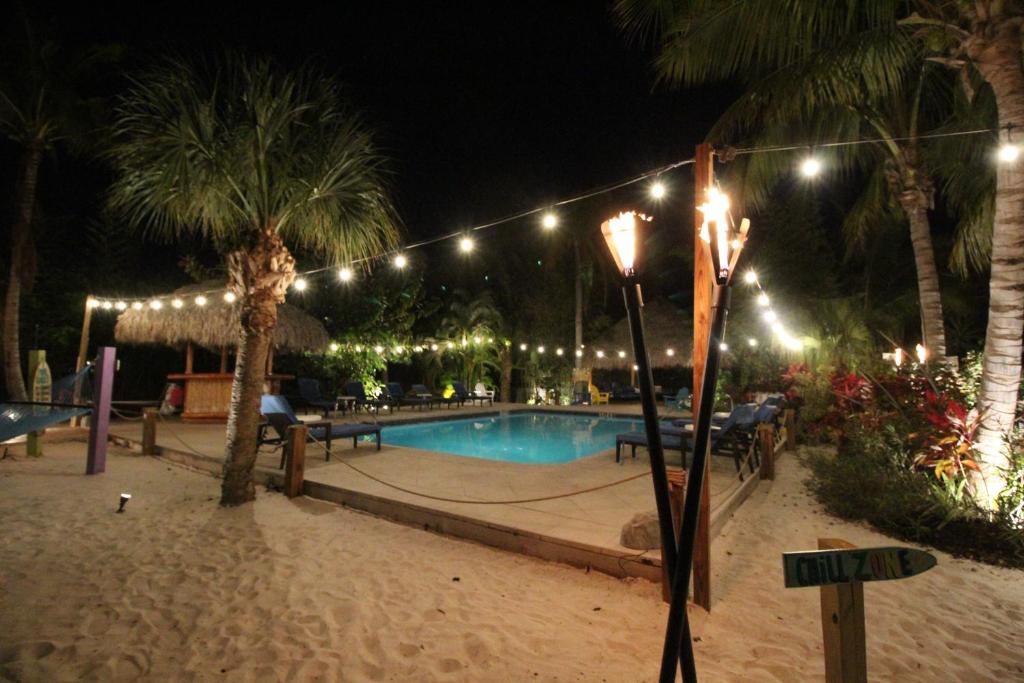 Bazén v ubytování Siesta Key Palms Resort nebo v jeho okolí