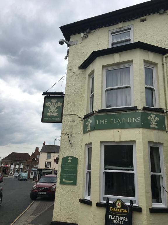 un edificio con un cartel en la parte delantera en The Feathers en Pocklington