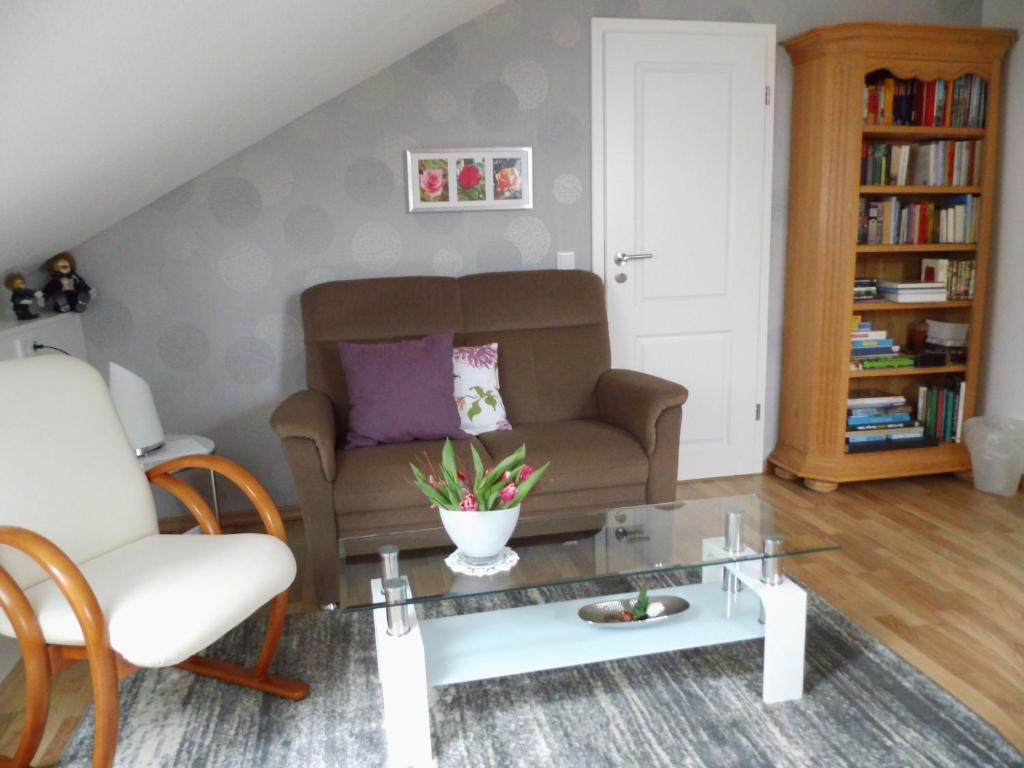 a living room with a couch and a coffee table at Ferienwohnung und -Zimmer Becks in Lüdinghausen