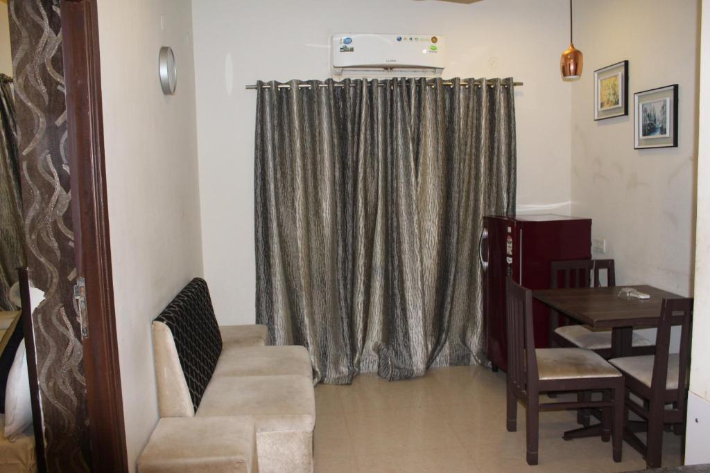 Posezení v ubytování SKY GATE HOTEL Near Apollo MAIN, Women's & Children's US Consulate Sankara Netralaya Goethe Institute PrestigePalladium Shastri Bhavan Senmozhi Poonga Raj Ratnam Stadium TAJ Coromandal India Oil Bhavan Dr Mohan's Diabetics VAC Chennai