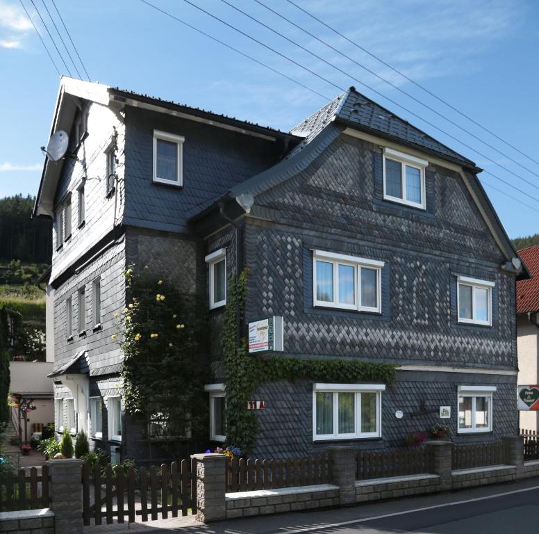 una casa en blanco y negro con una valla en Feriendomizil Frey, en Sitzendorf