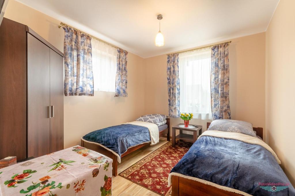 sypialnia z 2 łóżkami i oknem w obiekcie Morelowa przystań w Gdańsku