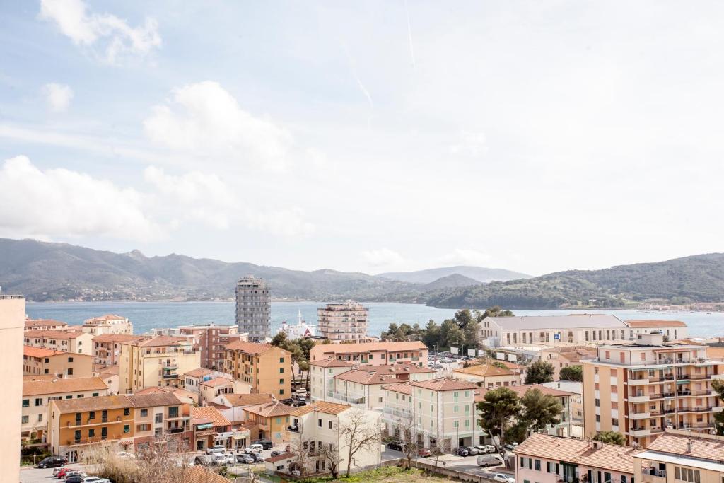 uma paisagem urbana de uma cidade com uma massa de água em Carola's Home - Goelba em Portoferraio