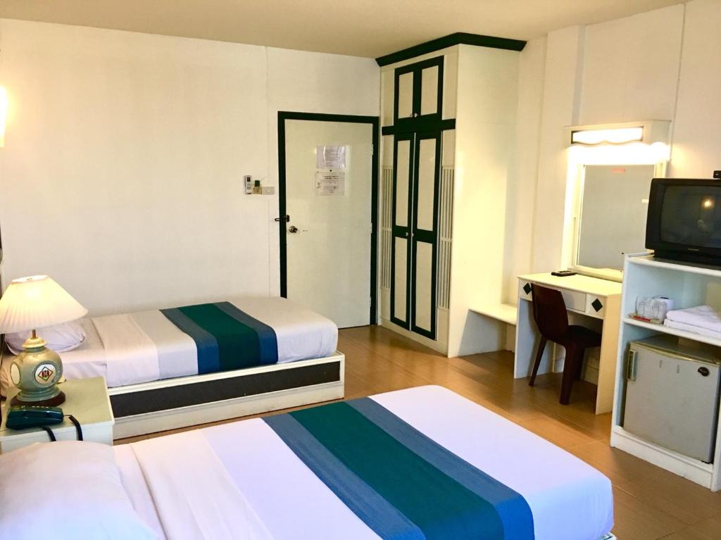 Postel nebo postele na pokoji v ubytování Highway Hotel