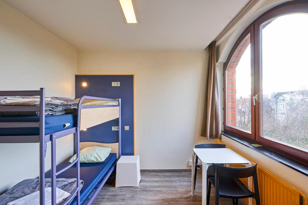 Postel nebo postele na pokoji v ubytování HI Brussels Generation Europe Hostel